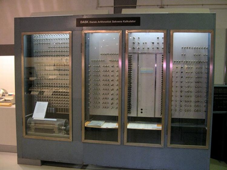 Danmarks første computer - DASK - kan opleves i aften i Helsingør, når Teknisk Museum fremviser elektronisk Danmarks-historie og et af de første danske computerspil udviklet af Piet Hein. 