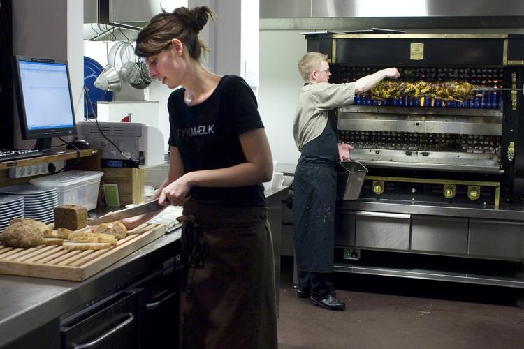 Meyers Deli i Magasin har fået en afklapsning af Fødevarestyrelsen. Men det er uretfærdigt, mener den administrende direktør, der nu har sat en advokat på sagen. 
