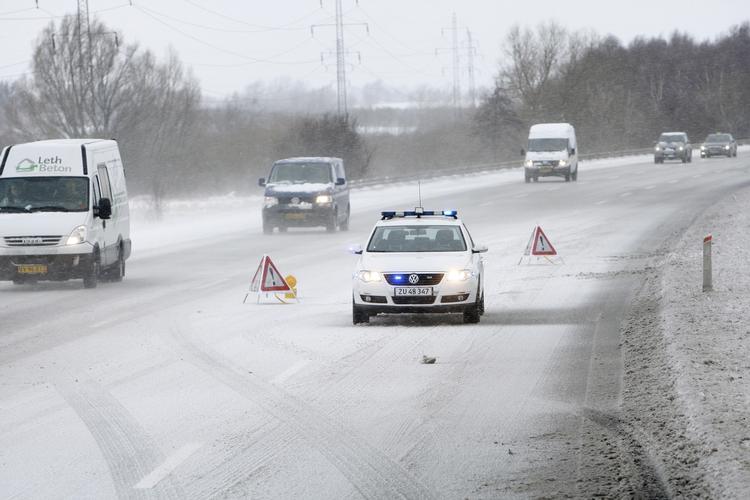 UHELD. Politiet spærrede Køge Bugt-motorvejen på grund af havarerede lastbiler. 