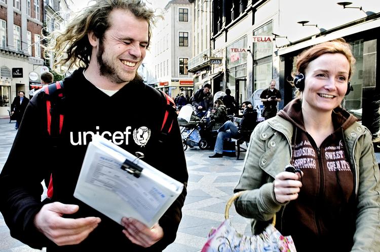 Arbejdet som gadeambassadør eller 'facer' for de velgørende organisationer er et almindeligt, lønnet job, der foregår inden for bestemte arbejdstider. 