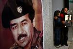 Diktatoren. Saddam Hussein blev henrettet i december 2006, men nød dengang stor popularitet i Gaza, hvor billedet er taget. 