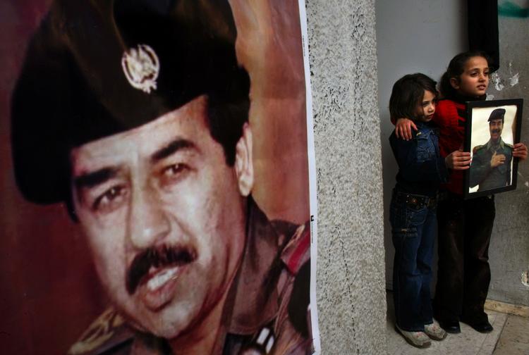 Diktatoren. Saddam Hussein blev henrettet i december 2006, men nød dengang stor popularitet i Gaza, hvor billedet er taget. 