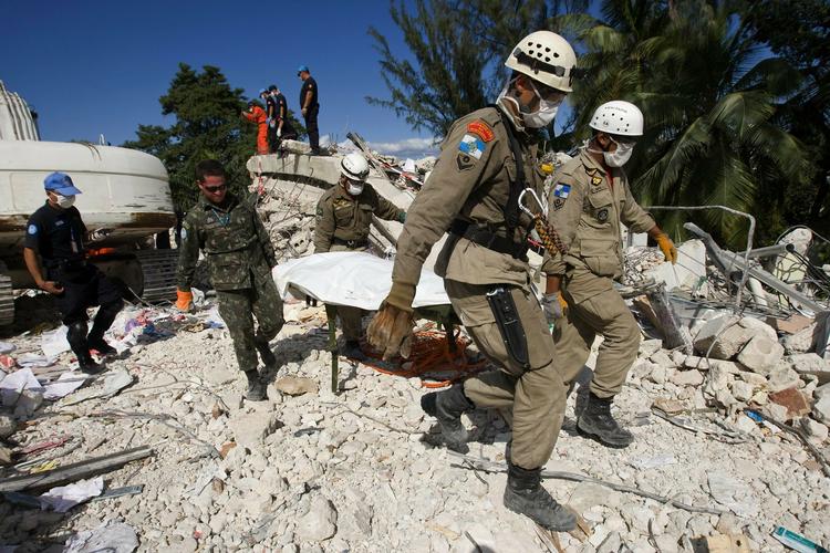 Hovedkvarteret. Redningsarbejdere bærer en overlevende ud af det totalsmadrede FN-hovedkvarter i Port-au-Prince. 