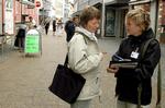 En facer fra Amnesty International forsøger at hverve et nyt medlem til organisationen. Tjek.dk's læsere finder den type markedsføring særdeles irriterende. 