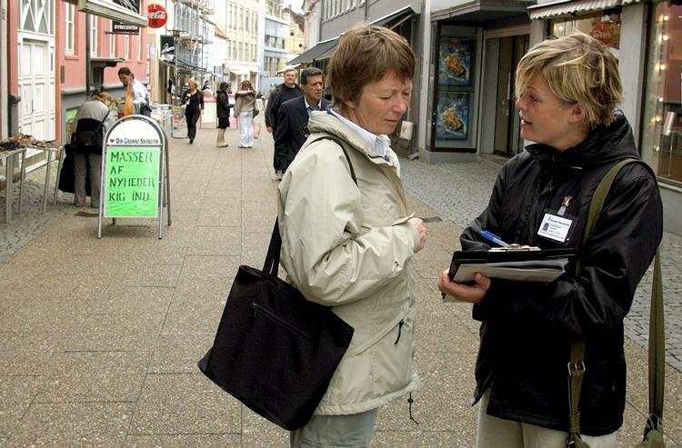 En facer fra Amnesty International forsøger at hverve et nyt medlem til organisationen. Tjek.dk's læsere finder den type markedsføring særdeles irriterende. 