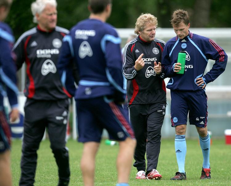 kantklar. Når Danmark møder onsdag 3. marts møder Østrig forventer Morten Olsen (tv) og assistent Peter Bonde at kunne give Jesper Grønkjær gode råd. Arkivfoto. 