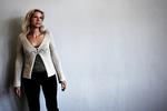 Kendetegn. Læser du Liza Marklunds forfatterskab, kender du hendes flamboyante forførende talent for at bruge genren til sin helt egen fundamentalistiske feminisme. 