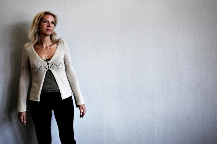 Kendetegn. Læser du Liza Marklunds forfatterskab, kender du hendes flamboyante forførende talent for at bruge genren til sin helt egen fundamentalistiske feminisme. 
