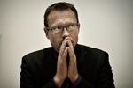 FYRING. Dansk Folkepartis Carl Christian Ebbesen vil have Holbergskolens leder fyret, hvis ikke mænd også får adgang til aftenens møde. 