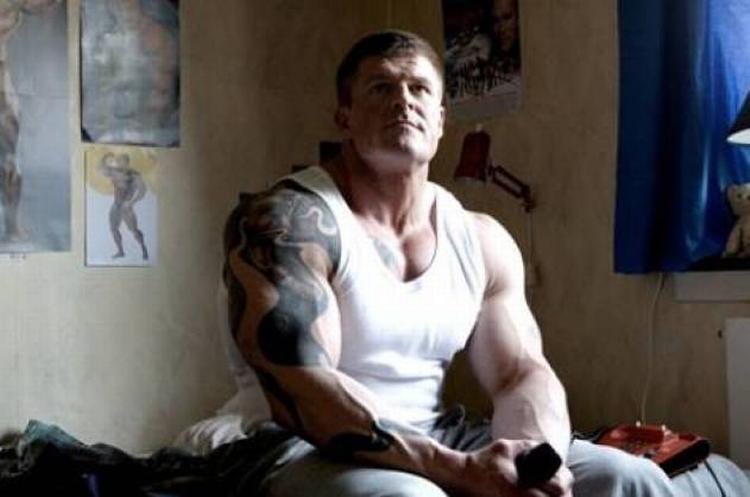 Dennis. Kortfilmen om den generte bodybuilder Dennis og hans mislykkede date er et rent hit på YouTube. Pr-foto. 
