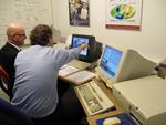 Carsten Jørgensen, direktør i Spænding. Termas Spacedivision, (tv.) sidder sammen med en medarbejder i det lille kontrolrum, som dagligt har kontakt med Ørsted-satellitten. 
