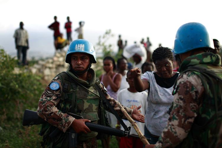 Nød. Problemerne står i kø i Haiti, hvor nødhjælpen så småt når frem. Nogle steder. 