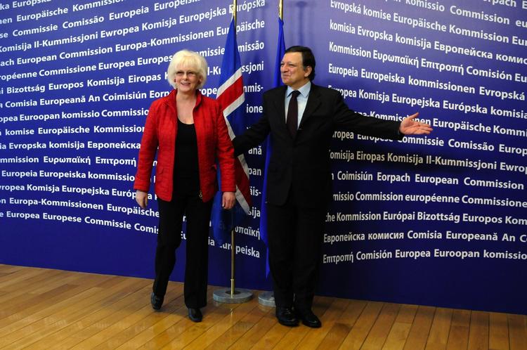 Island. EU-kommissions formand Jose Manuel Barroso mødtes i dag til et uformelt møde med den islandsake premierminister Johanna Sigurdardottir. 
