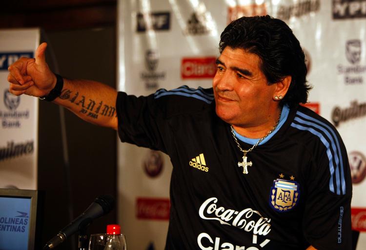 Styr på det. Diego Maradona fik fuld trup i tredje forsøg. Arkivfoto. 