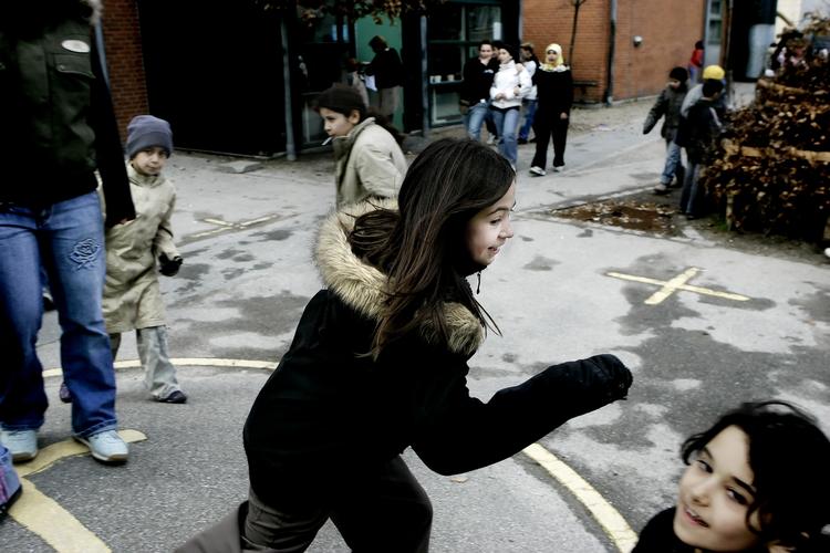 Sprogbrug. Skoleelever risikerer eftersidninger for at bruge andre sprog end dansk - i hvert fald hvis Dansk Folkeparti får sin vilje. Arkivfoto. 