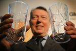 GLAS. Indenrigsminister Alan Johnson viser to typer af de nye ølglas, som hævdes at være næsten brudsikre, hvis de bruges i værtshusslagsmål. 