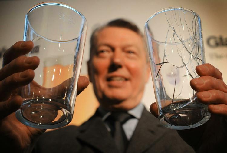 GLAS. Indenrigsminister Alan Johnson viser to typer af de nye ølglas, som hævdes at være næsten brudsikre, hvis de bruges i værtshusslagsmål. 