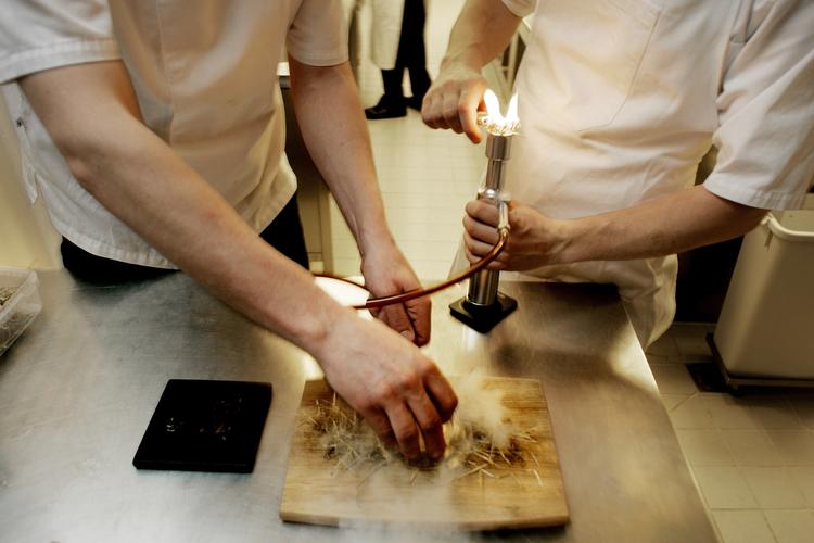 På danske gourmetrestauranter bruges røg i stor stil. Det giver en pikant smag og et visuelt pift. Her røges ost på restaurant AOC i Dronningens Tværgade. 