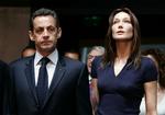 Præsidentpar. Nicolas Sarkozy bliver kritiseret i en ny sang, fordi han giftede sig med eksmodellen og sangerinden Carla Bruni. Arkivfoto. 
