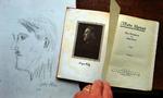 HISTORIEGODS. Selvportrættet og et eksemplar af Mein Kampf indbragte mere end 200.000 kroner på en auktion i England. 