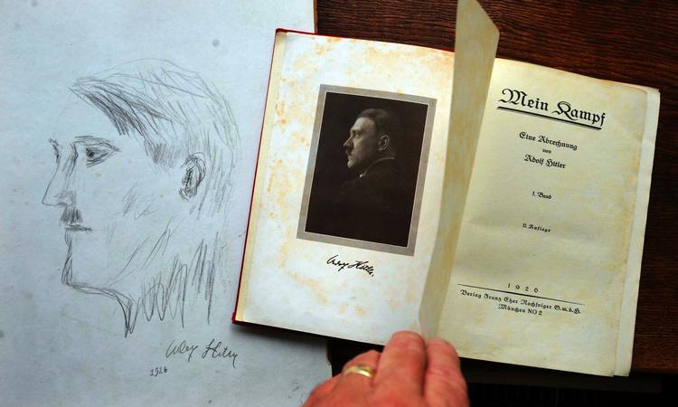 HISTORIEGODS. Selvportrættet og et eksemplar af Mein Kampf indbragte mere end 200.000 kroner på en auktion i England. 