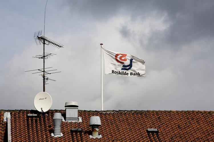 Professionelle bestyrelser skal sikre, at danske banker ikke løber løbsk og ender med at gå konkurs som det for eksempel skete for Roskilde Bank. Det mener Socialdemokratiet. 