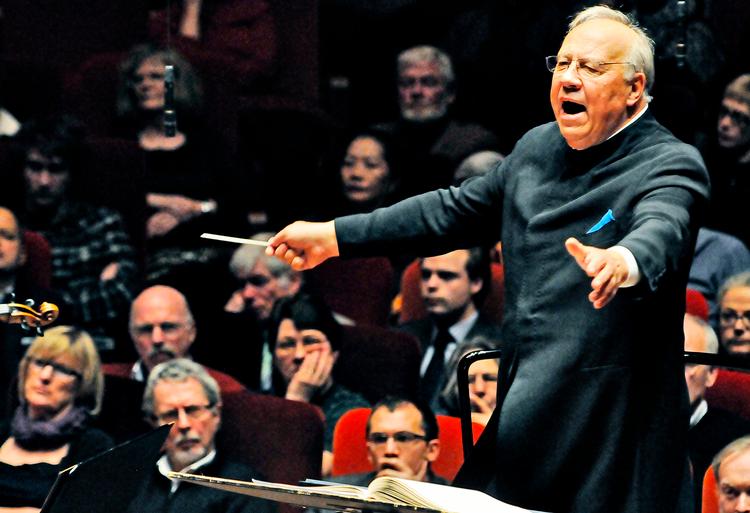Det meste af aftenen klarede Neeme Järvi sig med små, om end autoritative bevægelser, men i 'Also sprach Zarathustra' gik dirigenten til den. Foto: Matthias Creutziger 