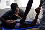 Mangel Fødende kvinder og sårede mennesker har barske vilkår på Haitis hospitaler. Vi har desperat brug for krykker, siger dansk Røde Kors medarbejder. 
