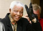 {benhed. Nelson Mandela, der her er fotograferet i 2008, har inviteret sin tidligere fangevogter til middag. 
