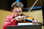 Den litauiske superviolinist Julian Rachlin kom til landet for nogle år siden, da han endnu var en opadstigende stjerne. Nu er han en fuldmoden virtuos med et uhyggeligt overskud på violinen. 
