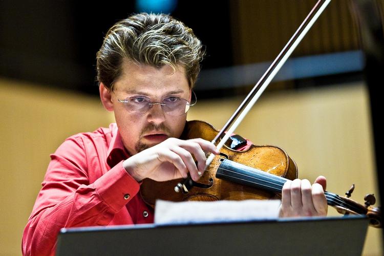 Den litauiske superviolinist Julian Rachlin kom til landet for nogle år siden, da han endnu var en opadstigende stjerne. Nu er han en fuldmoden virtuos med et uhyggeligt overskud på violinen. 
