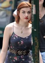 korsanger. Francis Bean Cobain fotograferet på gaden i New York i efteråret. 