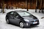 For og imod. Der er både fordele og ulemper ved faconen på Toyota Prius. Bilen er rummelig, men udsynet bagud er decideret håbløst. 