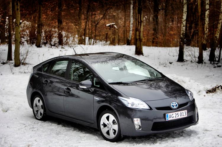 For og imod. Der er både fordele og ulemper ved faconen på Toyota Prius. Bilen er rummelig, men udsynet bagud er decideret håbløst. 
