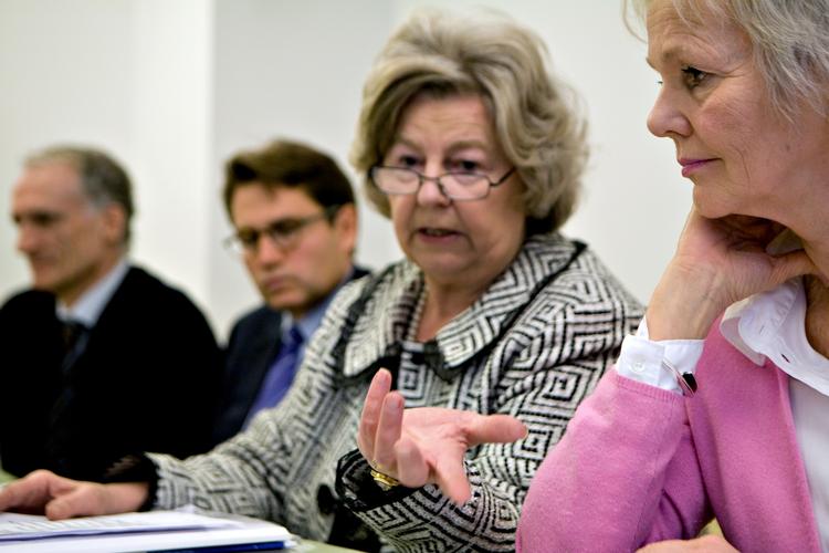Fra venstre: Integrationsminister Birthe Rønn-Hornbech (nummer to fra højre) og Karen Jespersen (th) er uenige om undersøgelse af religiøse særhensyn. (Arkivfoto) 