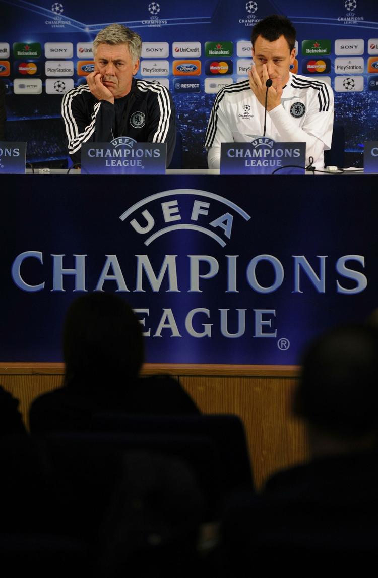 Opbakning. Carlo Ancelotti vil ikke blande sig i spillernes privatliv. Her ses han før en Champions League-kamp i efteråret mod Porto med John Terry ved sin side. 