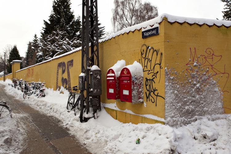 Graffiti. Beboerne ved Assistens Kirkegård er trætte af de ulovlige streger. 