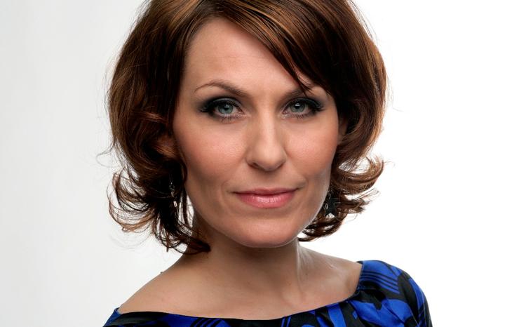 kaya. Mormor vandt for 45 år siden, men bookmakerne mener ikke, at den 37-årige sanger har store chancer for at skaffe flere MGP-laurbær til familien Brüel i denne omgang. Foto: Bjarne Bergius Hermansen/DR 