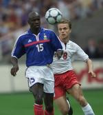 Tilbage. Den pensionerede fodboldspiller Lillan Thuram har udgivet en bog om racisme. Her ses han i duel mod Jesper Grønkjær. 