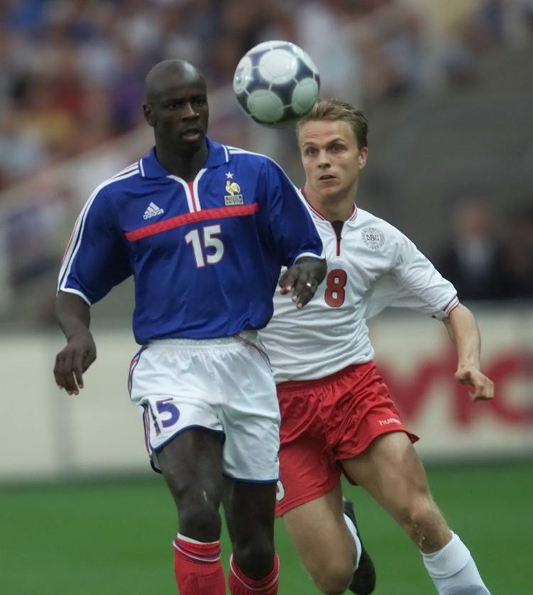 Tilbage. Den pensionerede fodboldspiller Lillan Thuram har udgivet en bog om racisme. Her ses han i duel mod Jesper Grønkjær. 