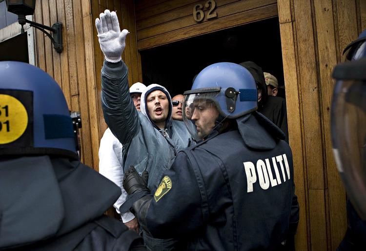 Gentagelse. Det er ikke første gang, antifacister demonstrerer mod White Pride i Århus. I 2008 måtte politiet  tilbageholde nogle højreradikale på en lokal pub. 