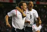 vagtskifte. Den ene skandaleramte spiller afløser den anden, når Rio Ferdinand (th.) bliver Englands nye anfører i stedet for John Terry (tv.). Arkivfoto. 