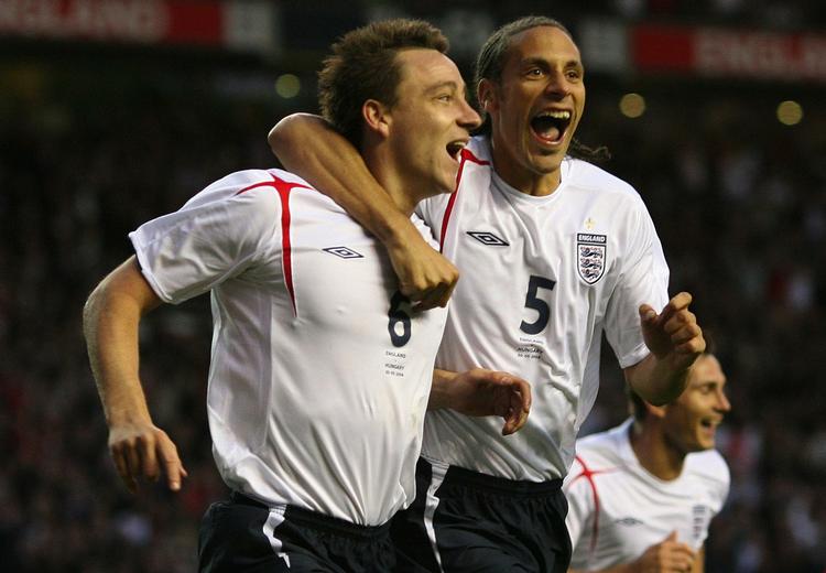 vagtskifte. Den ene skandaleramte spiller afløser den anden, når Rio Ferdinand (th.) bliver Englands nye anfører i stedet for John Terry (tv.). Arkivfoto. 
