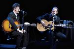 Sangskriverne Lyle Lovett (tv) og John Hiatt fandt hurtigt hinanden og deres taknemmelige publikum ved den magiske koncert på Det Kongelige Teater. 