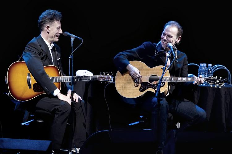 Sangskriverne Lyle Lovett (tv) og John Hiatt fandt hurtigt hinanden og deres taknemmelige publikum ved den magiske koncert på Det Kongelige Teater. 