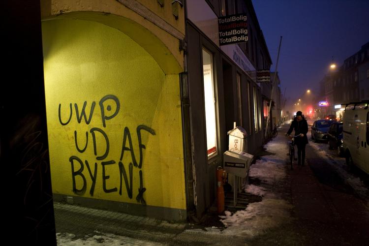 Tekstkrig. Jægergårdsgade i torsdag. Graffiti mod White Pride i en port. 