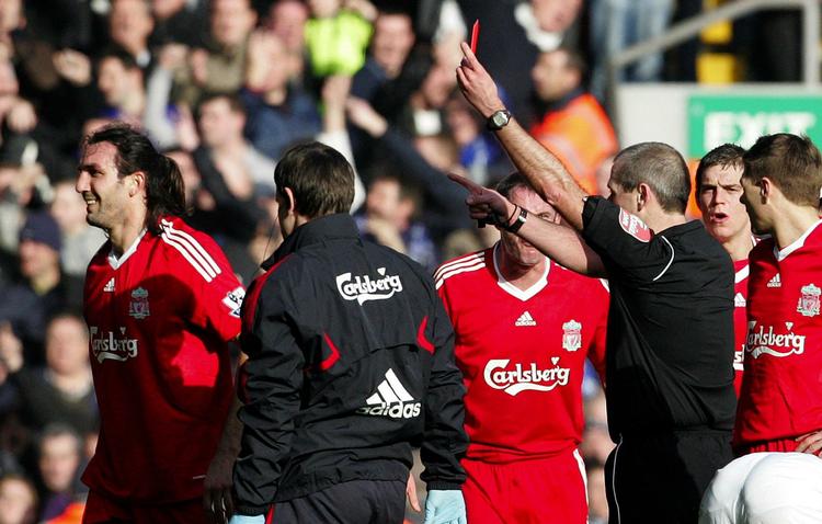 SORTIE. Efter 35 minutter var Liverpool reduceret til ti spillere, da grækeren Sotirios Kyrgiakos blev uidvist af dommeren Martin Atkinson. 
