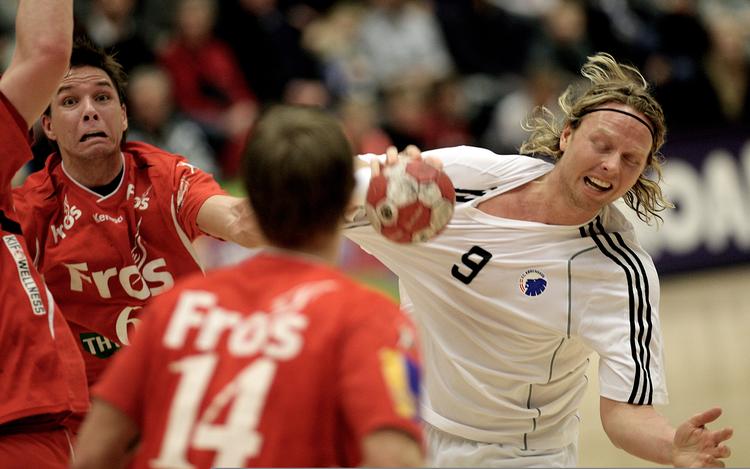 stoppet. En af EM-spillerne i dagens topkamp var Erlend Mamelund, men nordmanden (tv.) scorede kun tre gange. 