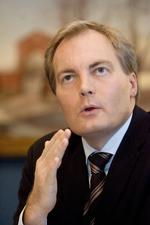 lovændring?  Peter Skaarup vil gerne have kortlagt, hvor mange voldesramte kvinder, der udvises efter skilsmisse. Hvis der er flere eksempler, åbner han for at ændre loven. 