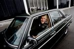 D-MARK-grin. Mercedesen er næsten jævnaldrende med Felix Smith og det sætter sit præg på husholdningsregnskabet at holde en gammel flyder kørende året rundt. Til gengæld blev kæresten Maries gamle Mercedes solgt til fordel for en fornuftig familiebil. 